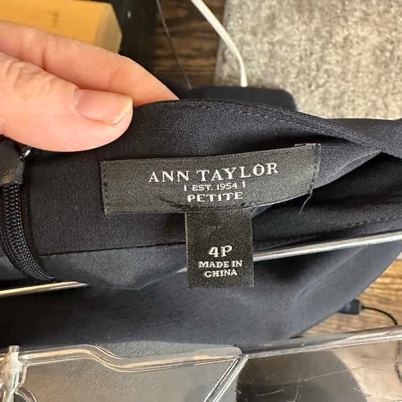 Navy Ann Taylor lined skirt 4 petite - Picture 3 of 4